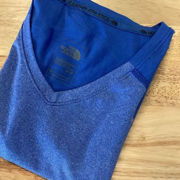 Ladies The North Face Mountain Athletics v-neck Performance Tee - blue‎ - medium - Picture 1 of 9